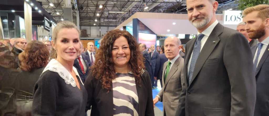 Consiguió una foto con los reyes de España y los invitó a Mendoza