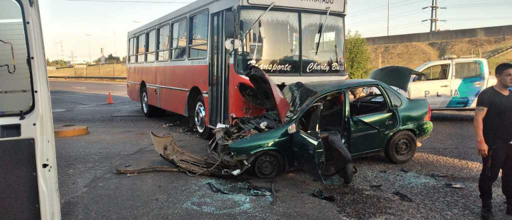 Video: impactante choque entre un auto y un micro