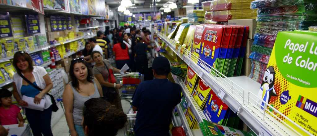 Para ganarle "algo" a la inflación, ya se compran útiles escolares