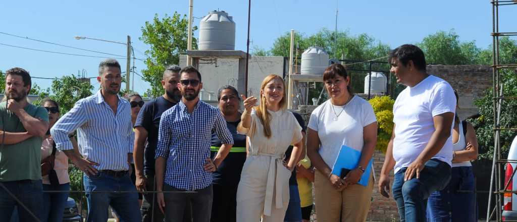 Sagasti visitó la obra en construcción de viviendas en Las Heras