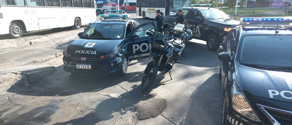 Saquearon y destrozaron un negocio en Cacheuta y cayeron en la Terminal