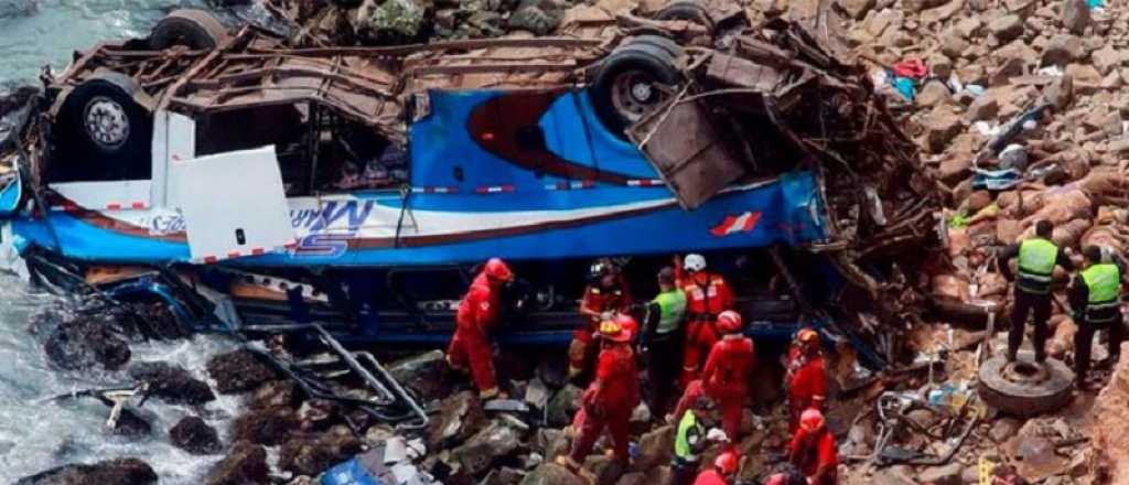 Al menos 24 muertos al caer un micro por un barranco en Perú