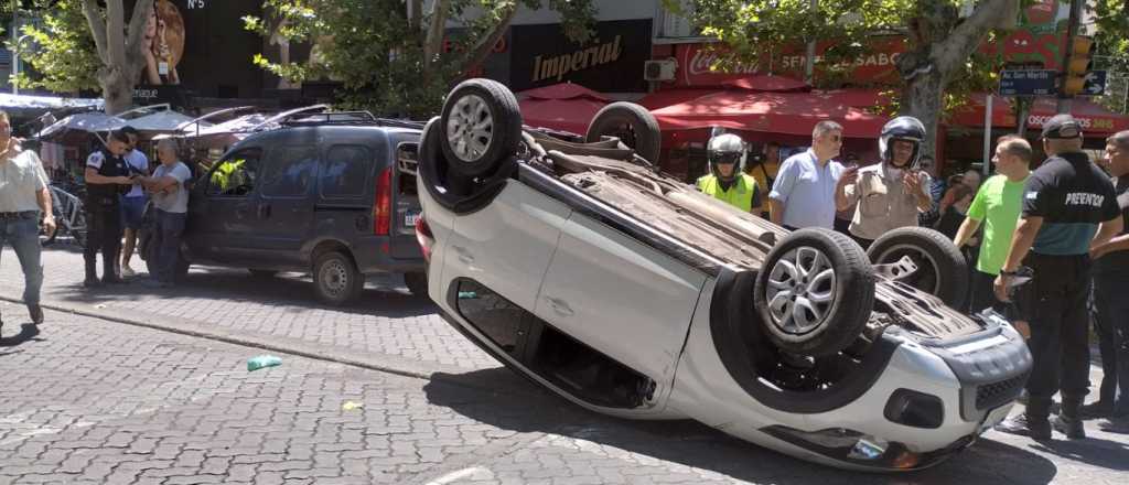 Fotos y video: triple choque y vuelco en pleno centro de Mendoza