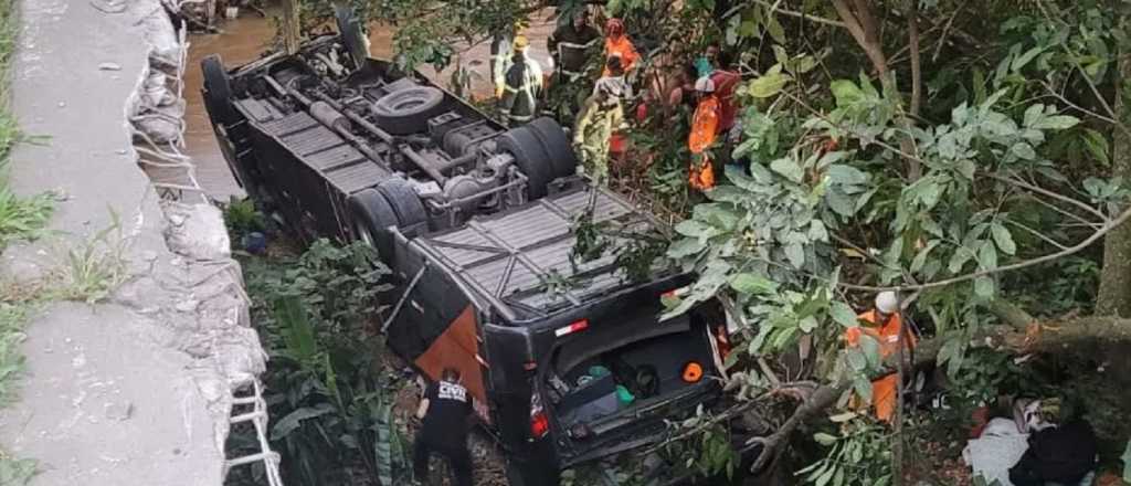 Tres futbolistas y su técnico murieron en un trágico accidente en Brasil