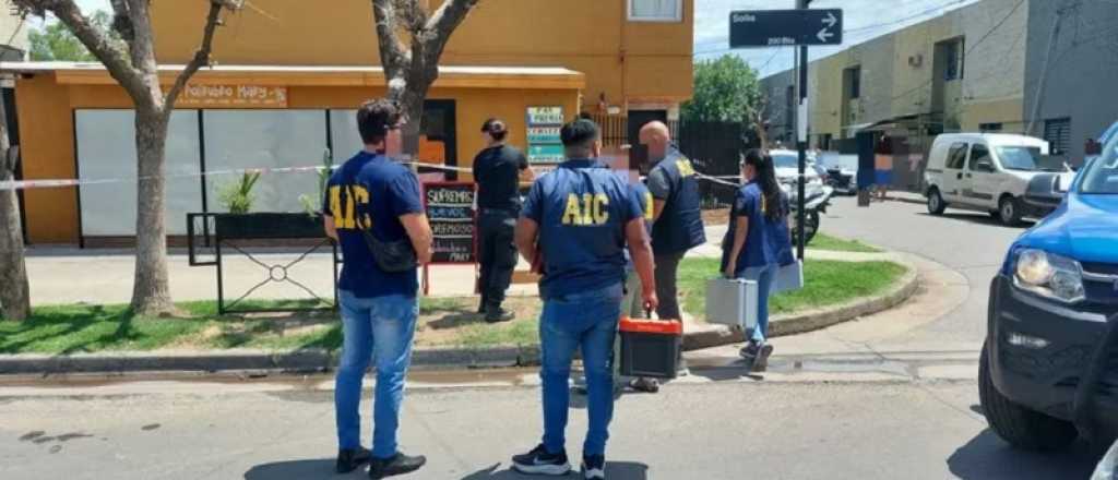 Una mujer fue asesinada por sicarios mientras abría su negocio