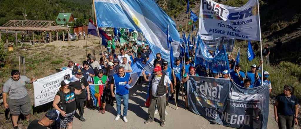 Video: gauchos a caballo sacaron a militantes K de Lago Escondido 