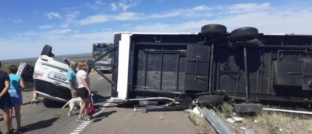 Vuelco de camioneta y casilla rodante con 4 mendocinos en Chubut