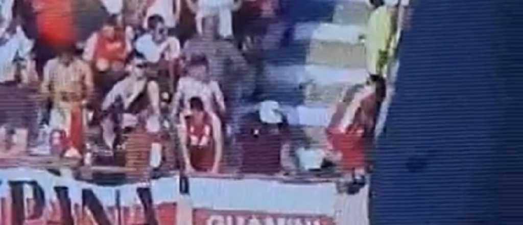 Video: un hincha de River cayó desde la tribuna y su estado es grave