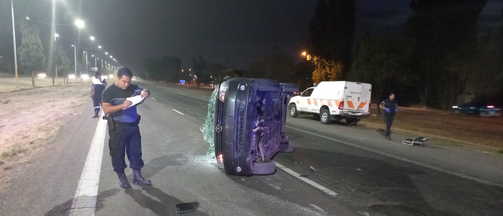 Una persecución policial terminó con un vuelco en el Acceso Sur 