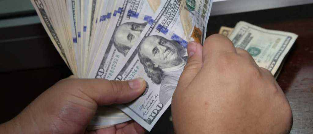 El dólar blue cerró a $843 este jueves