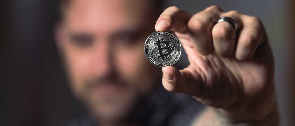 Bitcoin esquivó la crisis de  BUSD y una cruz dorada puede traer buenas noticias