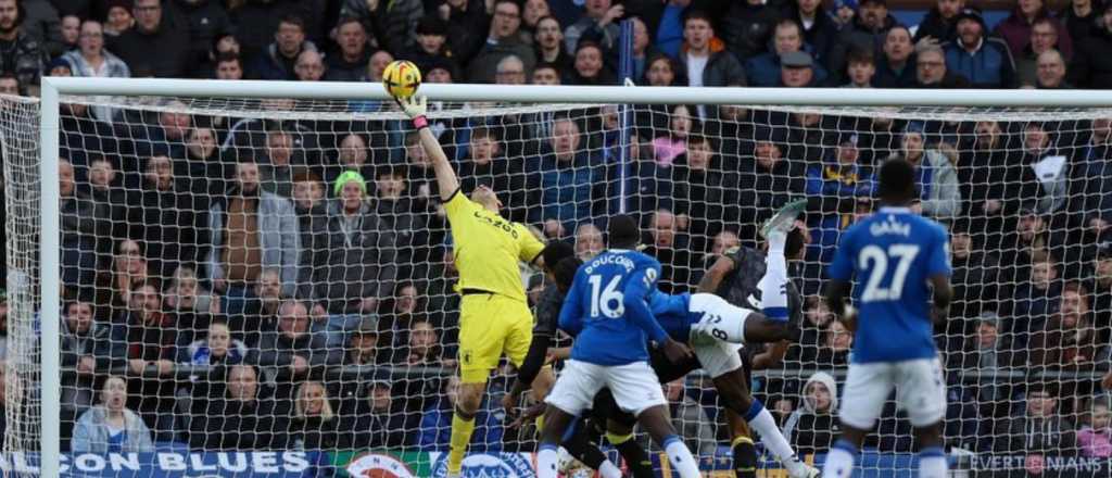 ¡Mirá la que sacó! Dibu Martínez y otra atajada épica en el Aston Villa