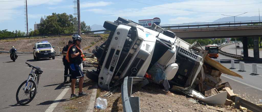 Fotos y videos: impresionante vuelco de un camión en el Acceso Este