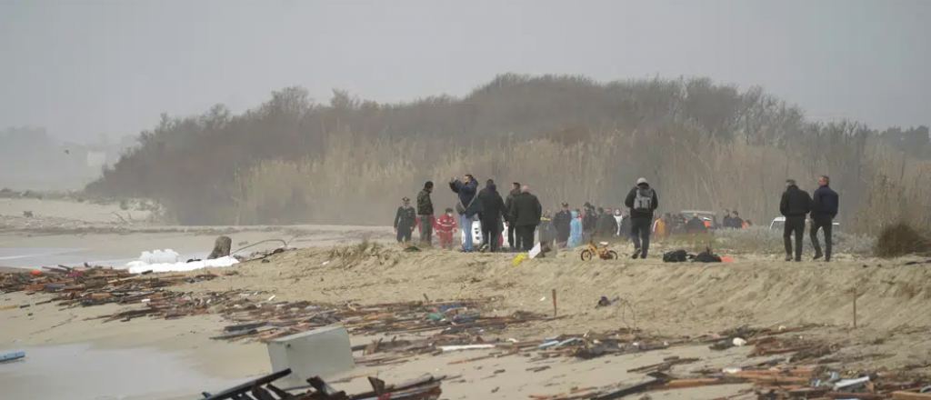 Ascienden a 60 los muertos en Italia por el naufragio de una balsa con migrantes