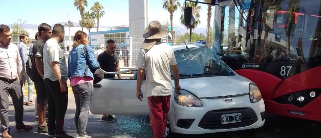 Fuerte choque entre un micro y un auto en Godoy Cruz