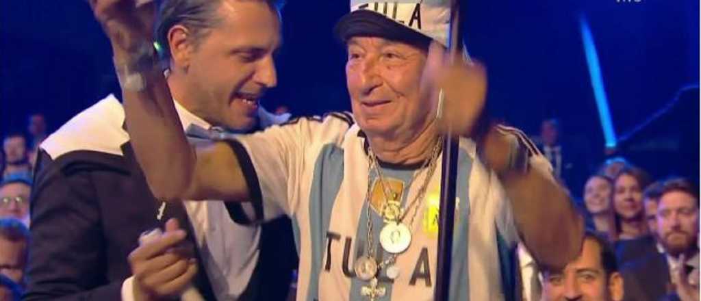 "El Tula" con el bombo recibió el premio a la mejor hinchada del mundo