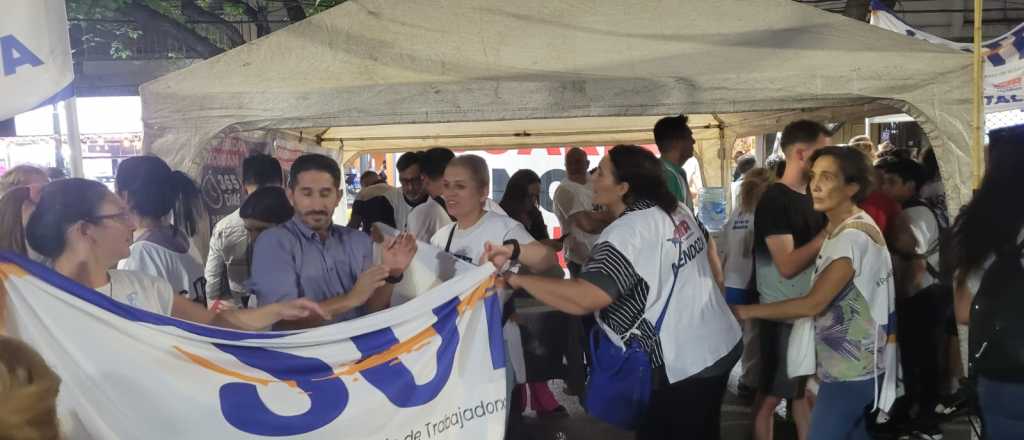 En el inicio de clases, el SUTE cortó una calle e hizo un acampe 