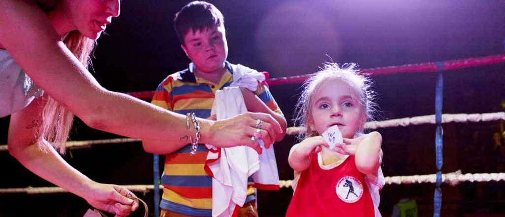 El estadio Vicente Polimeni vivió una noche de boxeo para ayudar a Juanita