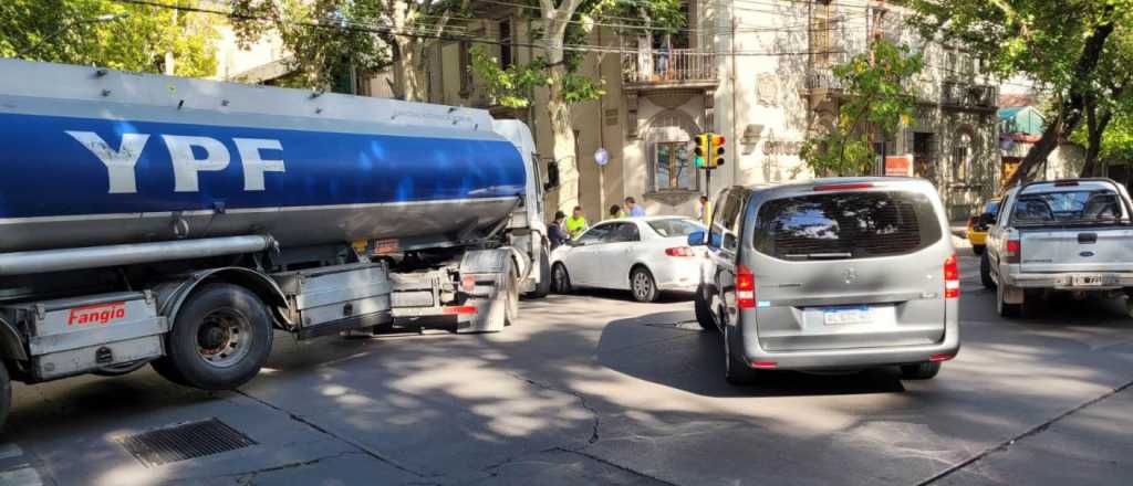 Caos en pleno centro por el choque de un camión de combustible