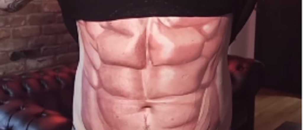 Viral: no le gustaba ir al gimnasio y se tatuó los abdominales