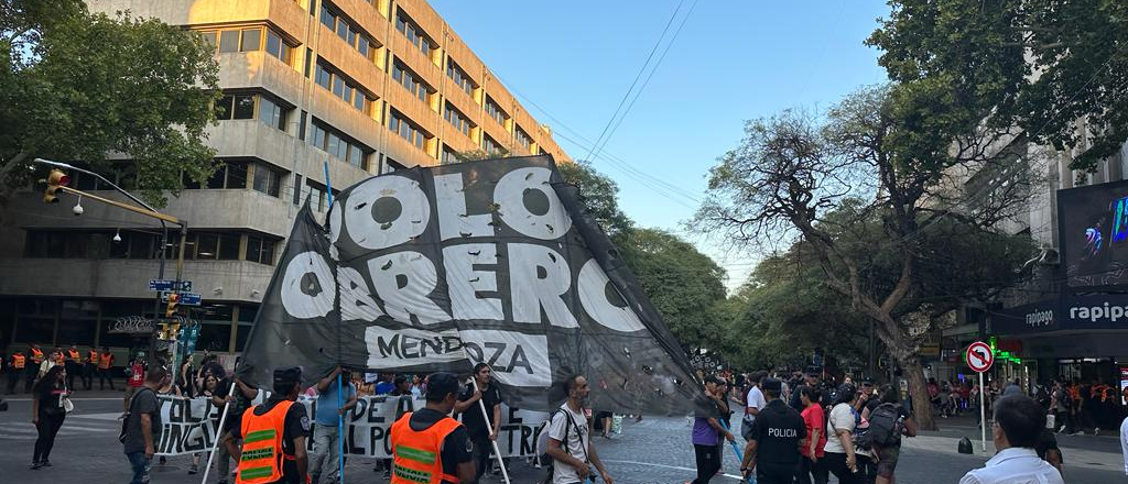 Detienen a piqueteros para evitar acampe en la Plaza Independencia