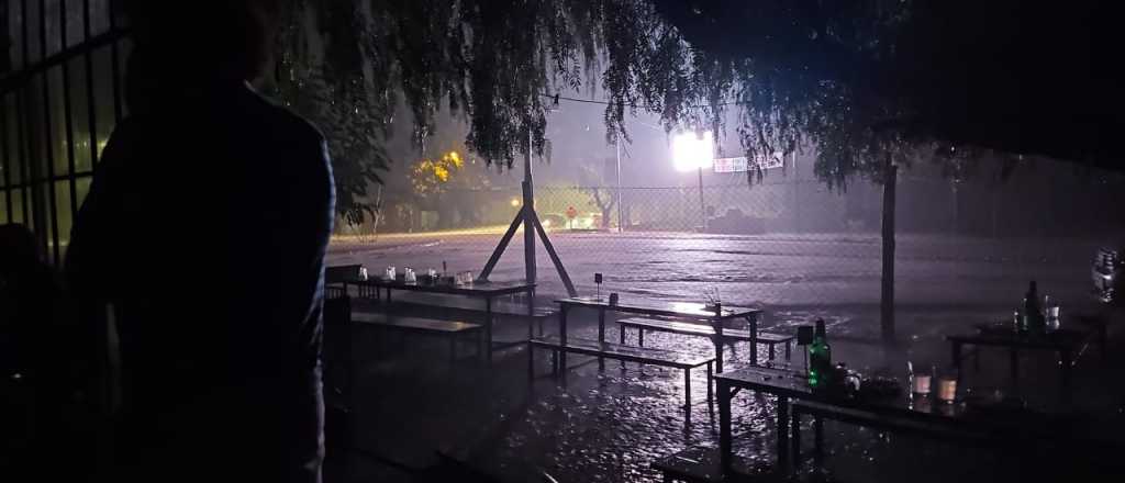 Aguacero, cortes de luz y calles anegadas en Gran Mendoza