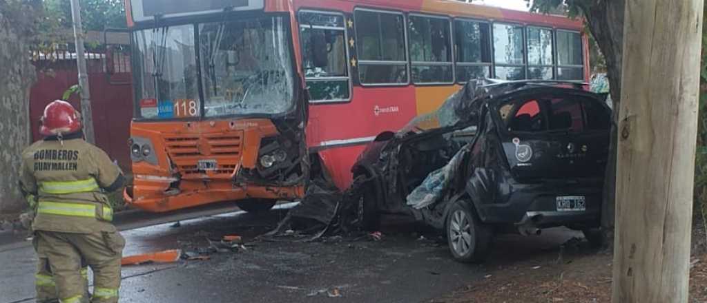 Guaymallén: una mujer murió tras estrellar su auto contra un micro