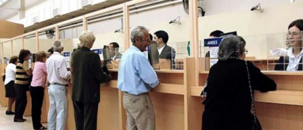 Qué jubilados cobran este martes con aumento y bono extra