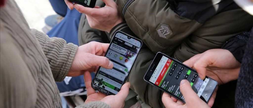 Apuestas online: los menores juegan en casa, de noche y cerca de sus padres