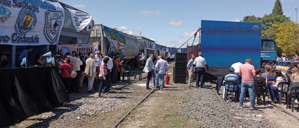 Estos son los políticos mendocinos que recibieron a Alberto en el tren