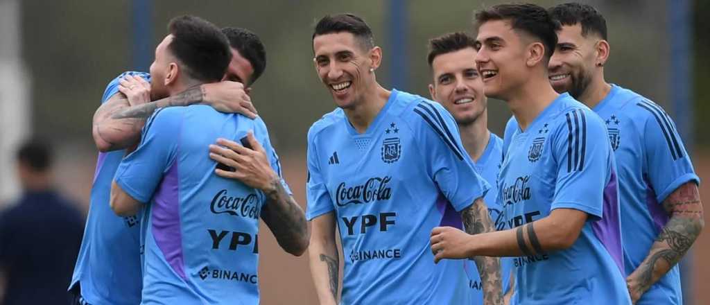 Video: el insólito ritual por el que pasaron los debutantes de la selección