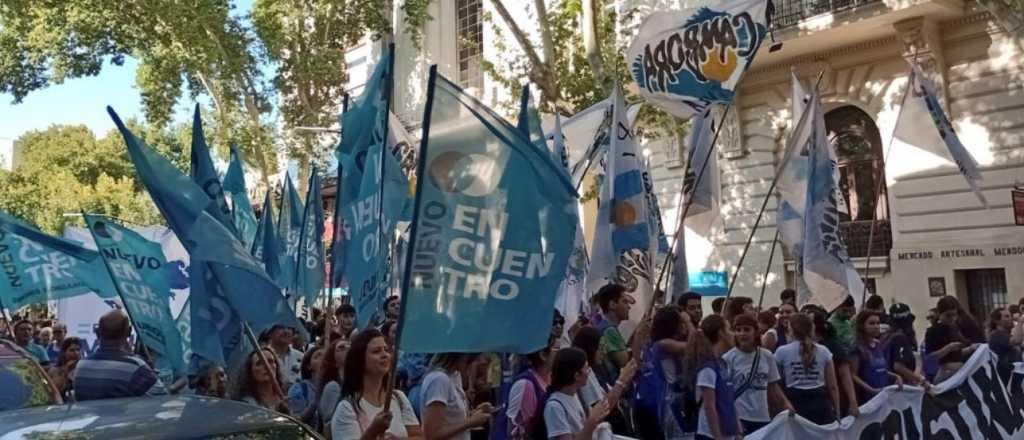 Una nena tocando el bombo con remera de La Cámpora, en la marcha del #24M