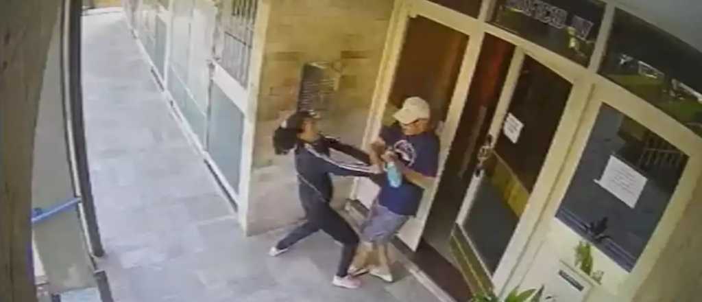 Video: salvaje robo de una joven a un anciano en Rosario