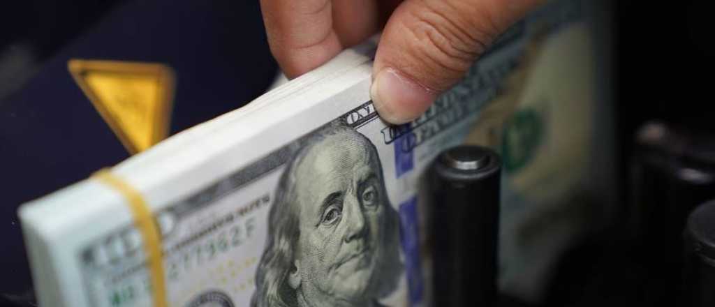 El dólar blue volvió a subir y cerró a $1.235