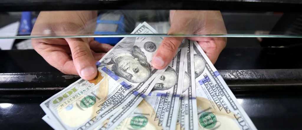 El dólar blue cerró la semana en baja y se vendió a $574