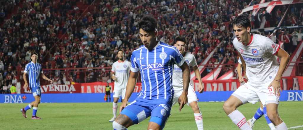 Con un polémico arbitraje, Godoy Cruz cayó por goleada ante Argentinos