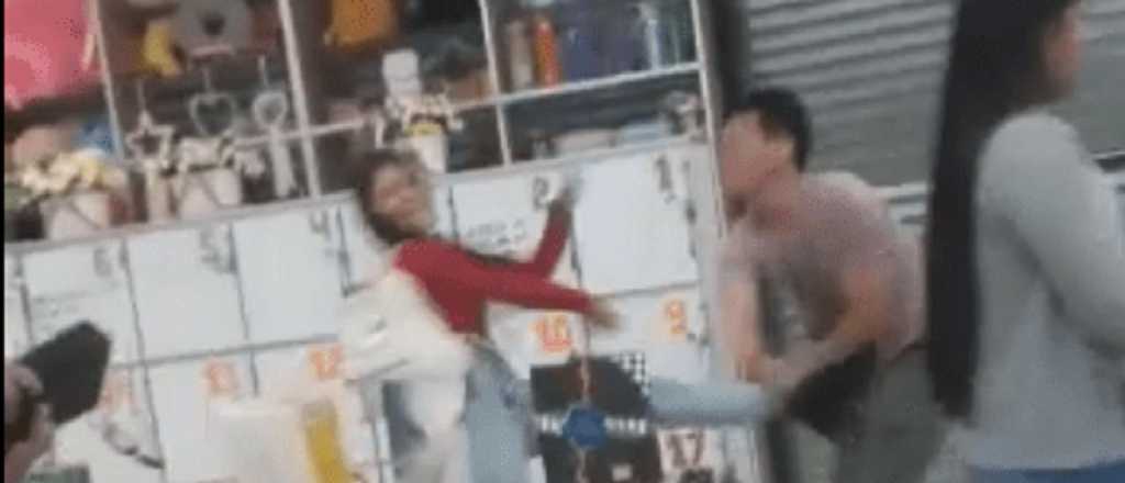 Video: comerciante chino le pegó a una empleada y le saquearon el local