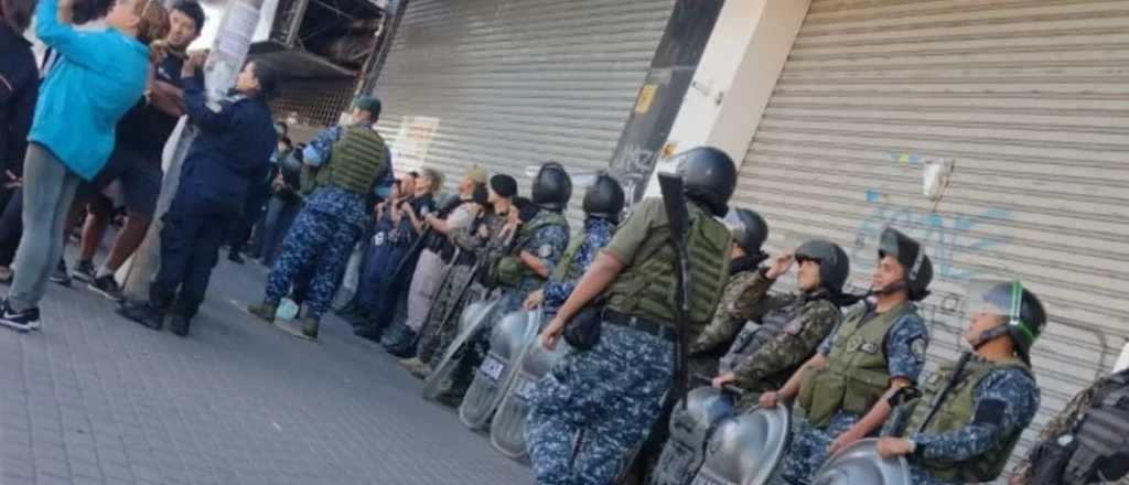 Video: comerciante chino le pegó a una empleada y le saquearon el local