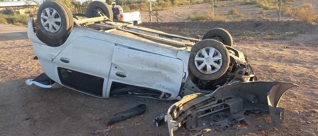 Cuatro sanjuaninos fueron hospitalizados tras volcar en Lavalle