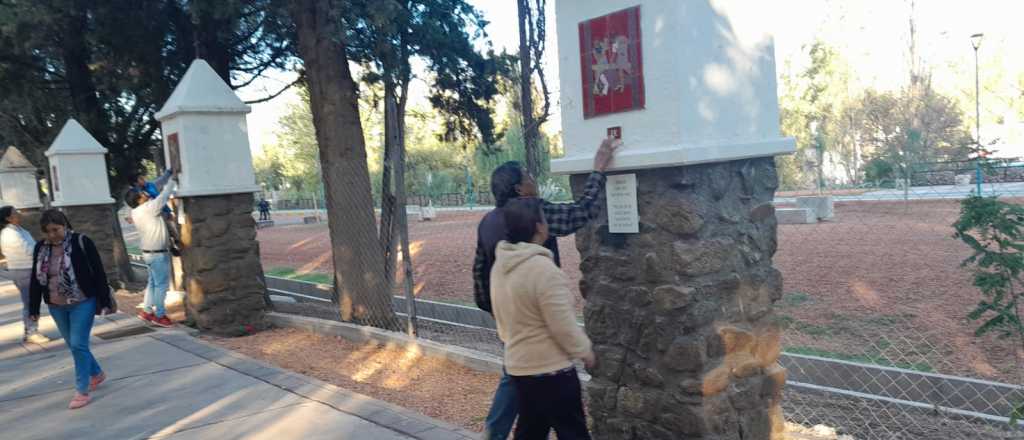 Semana Santa en fotos: miles de fieles recrean el Vía Crucis en La Carrodilla