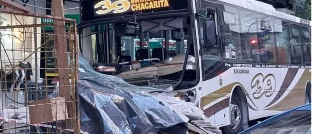 Un colectivero que tomó cocaína causó un accidente que dejó 14 heridos