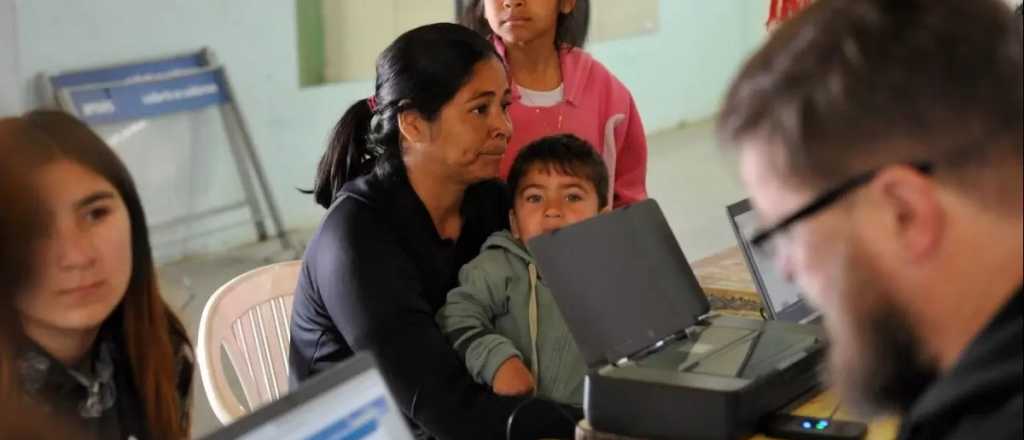 Qué asignaciones se pagarán este lunes 17 de abril