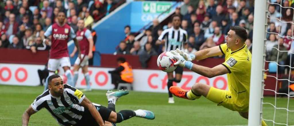 Videos: nuevo show del Dibu Martínez en goleada del Aston Villa