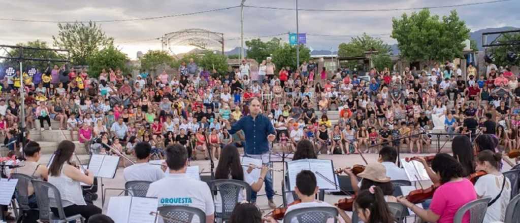 La orquesta de La Favorita busca votos para ganar un valioso premio