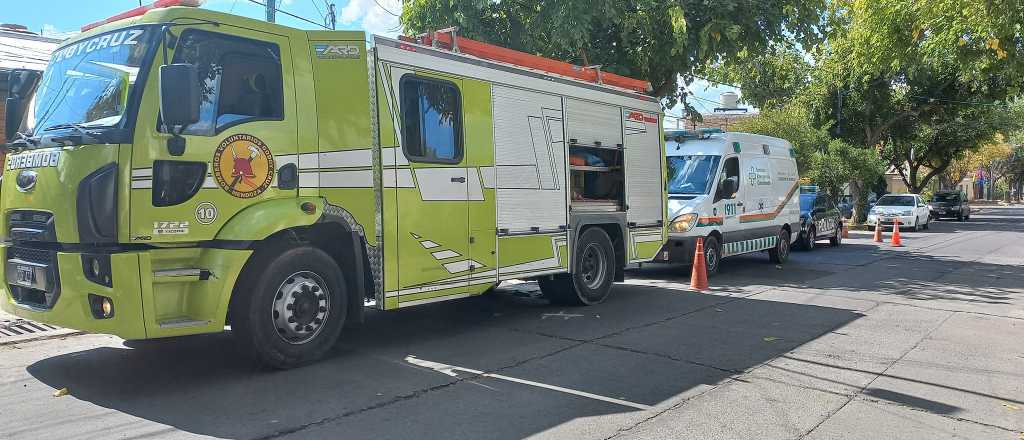 Bomberos rescataron a una mujer que cayó a una alcantarilla en Godoy Cruz