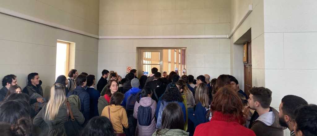 Videos: piñadera en la UBA entre estudiantes de Derecho en una asamblea