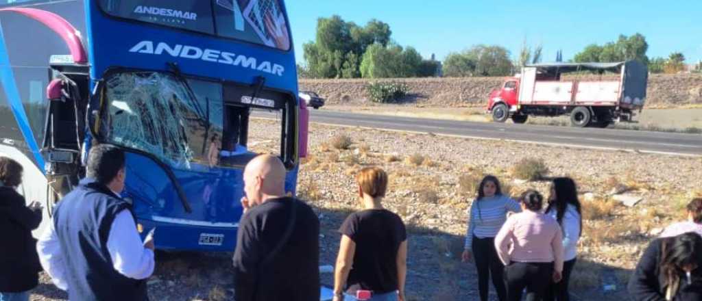 Un colectivo chocó con un camión en el Acceso Este