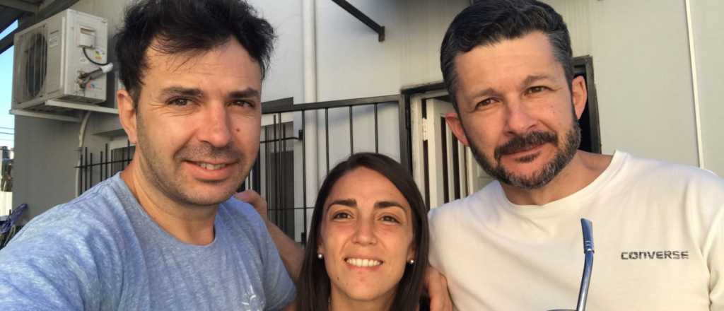 Supo que era adoptada, encontró a tres hermanos y ahora buscan a la hermana que falta