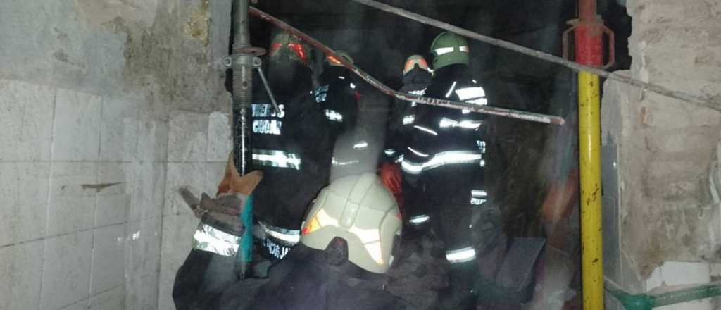 Se derrumbó una casa en Floresta y hay al menos dos muertos