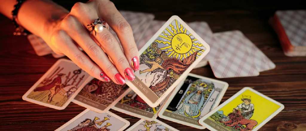 Cómo aprender a leer las cartas de tarot, en simples pasos 